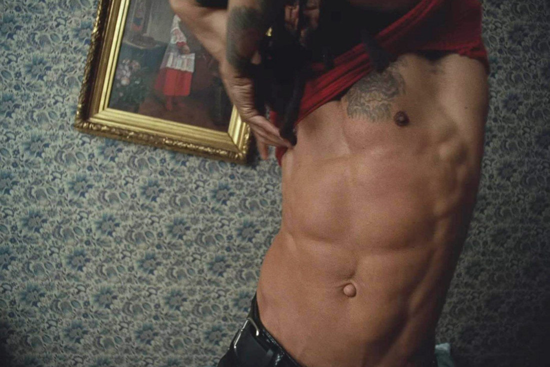 Nemoguće da je ovo telo nekog u 7. deceniji! Pevač pokazao trbušnjake u 62. godini, svima pale vilice (FOTO)