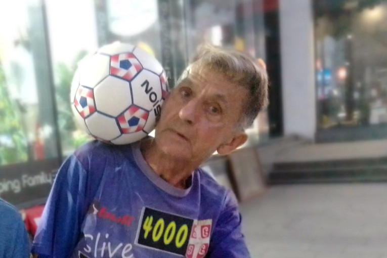 Živa legenda! Iako mu je skoro 80, legendarni žongler iz Zrenjanina i dalje "pika" loptu kao da mu je 20