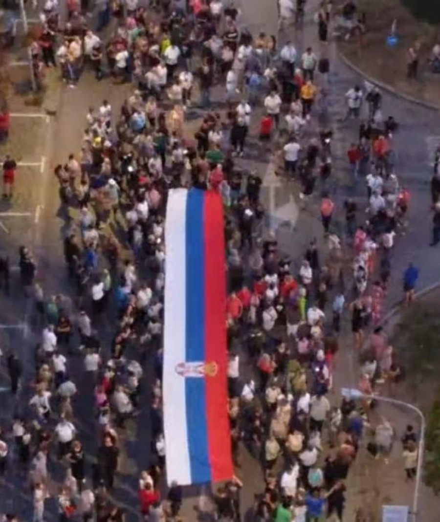 I Kikinda ustala protiv blokadera:  Građani razvili trobojku - ovako se brane boje Srbije (FOTO)