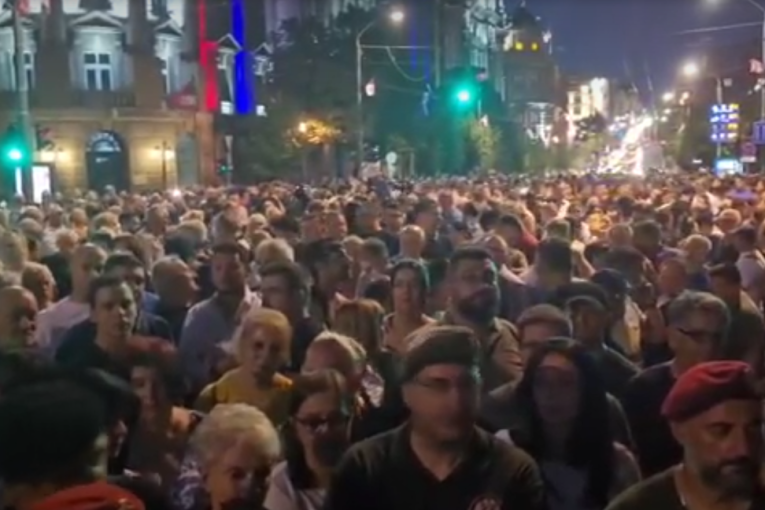 Zrenjanin brani Srbiju od blokadera i ustaša: Uz srpske trobojke pružaju podršku SNS-u (VIDEO)