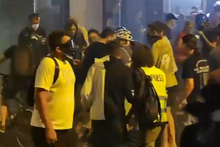 Nova podmetačina zgubidana: Žena štanglom udarala policajca, a oni je predstavili kao žrtvu torture (VIDEO)