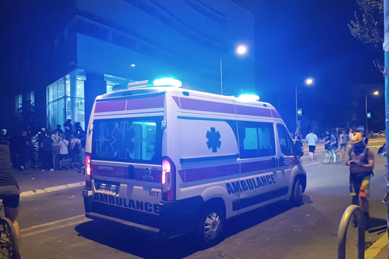 Povređen policajac u Novom Sadu: Hitno se oglasio MUP