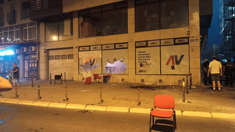 Jezivo nasilje u Novom Sadu: Blokaderi kamenicama uništili prostorije SNS (FOTO)