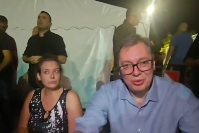 Građani se okupljaju ispred Skupštine Srbije: Mali, Selaković, Đurić i ostali ministri razgovaraju sa narodom (FOTO/VIDEO)