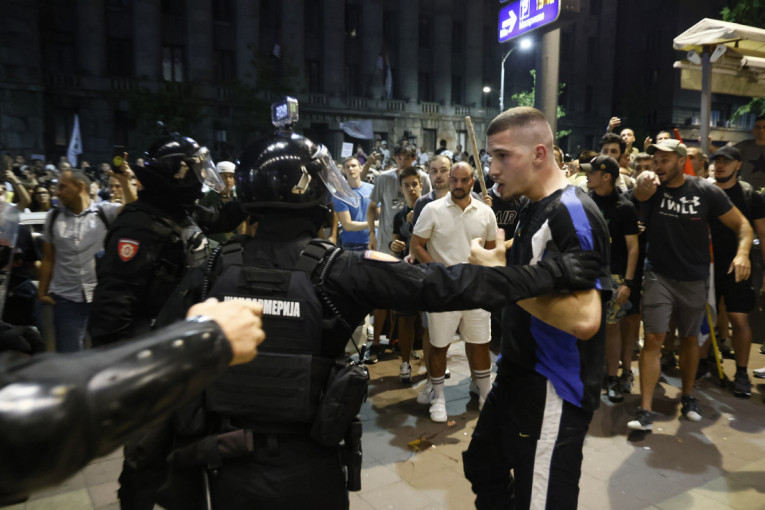 Blokaderi vređali tiktokera Lepog ispred suda: Meni kao žrtvi je oduzeto osnovno ljudsko pravo (VIDEO)