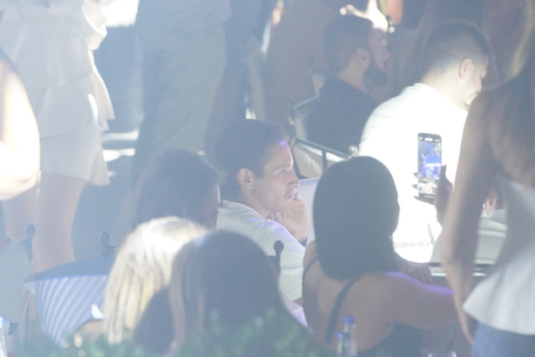 Desingericu napali da peva na Dan žalosti, a sada se oglasio: "Vidimo se večeras!"