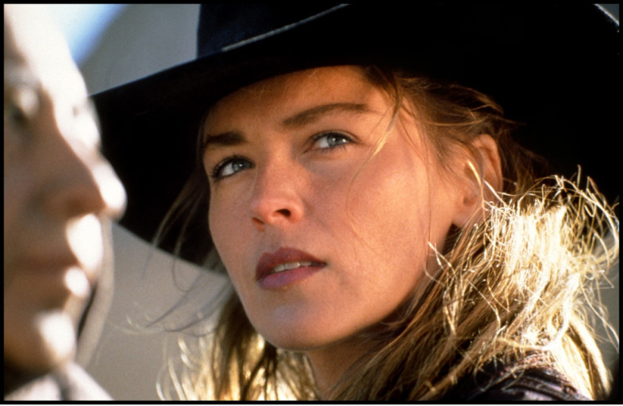 Stavili su joj pištolj u ruke a ona postavila ultimatum: Kako je Šeron Stoun snimila kultni vestern (FOTO/VIDEO)