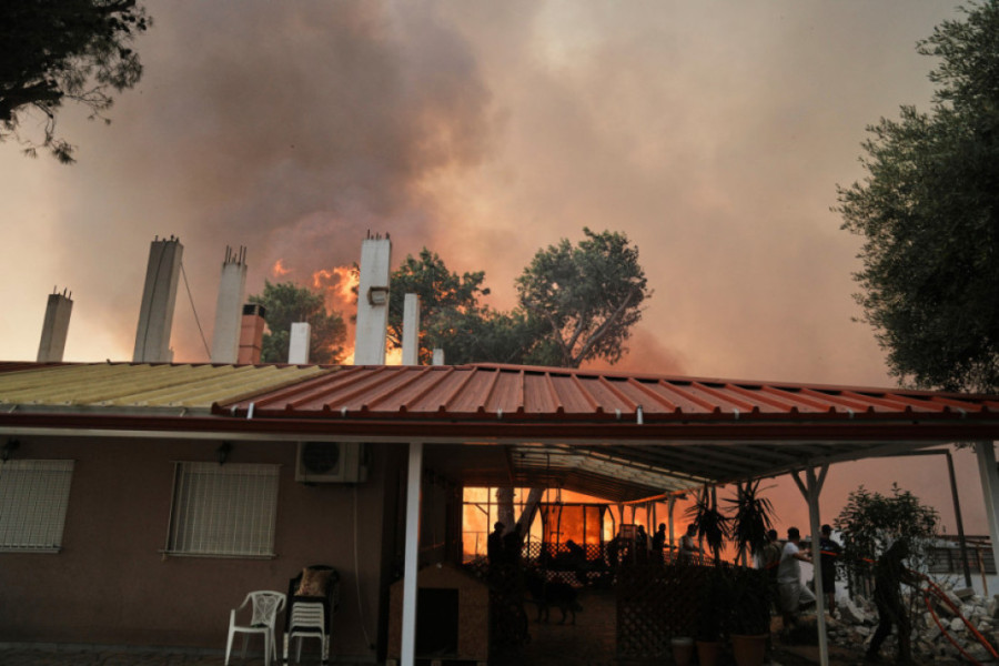Fotografija koja je rasplakala svet! Plamen, dim i jedan heroj: Ovcu iz požara izvezao na motociklu