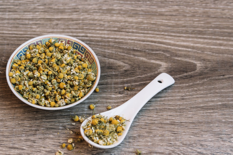 Prirodni eliksir koji osvežava i umiruje lice: Tonik od kamilice će učiniti čuda za vašu kožu