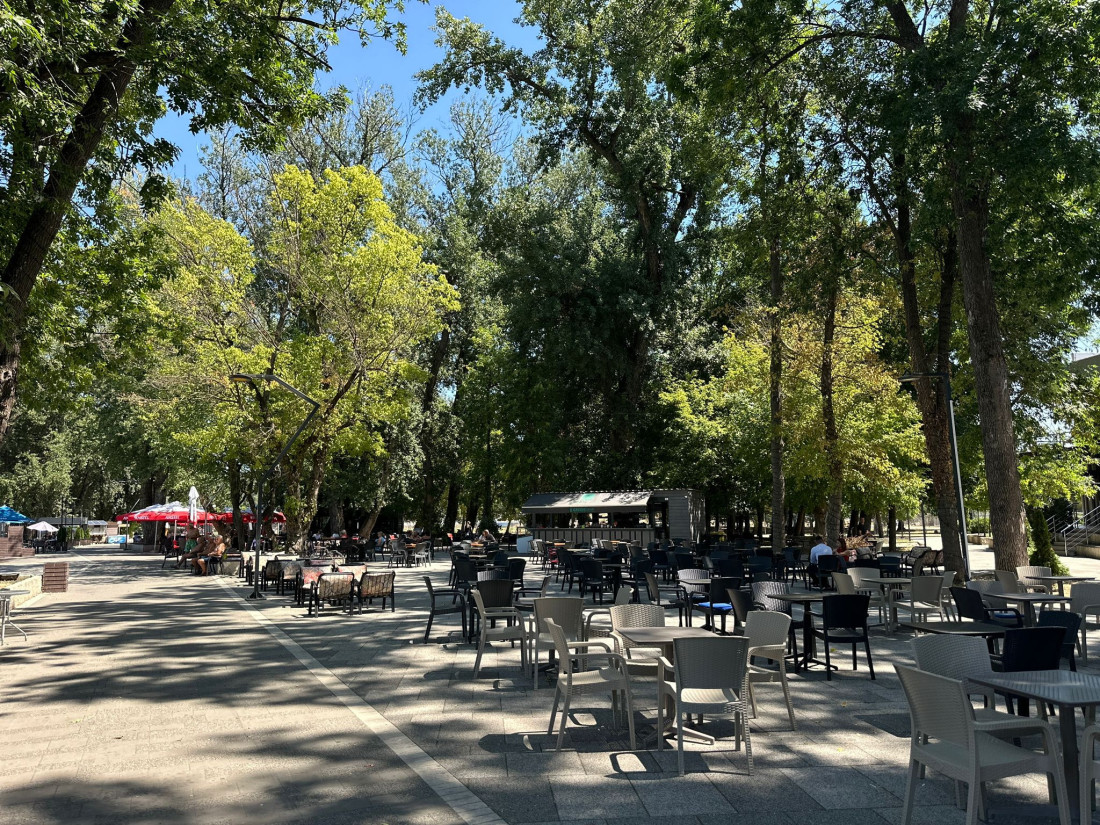 Drama u kafiću na gradskoj plaži u Čačku: Uleteo sa pištoljem i počeo da preti, preplašeni gosti se razbežali (FOTO)