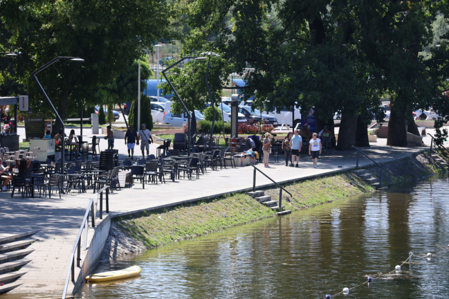 Drama u Čačku! Muškarac uleteo sa pištoljem u lokal na plaži! (VIDEO)