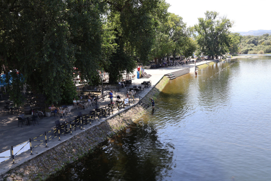 Drama u Čačku! Muškarac uleteo sa pištoljem u lokal na plaži! (VIDEO)