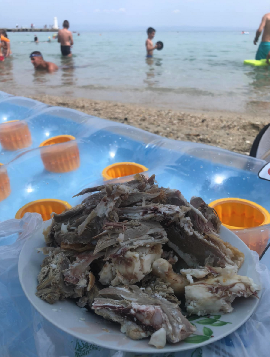 Celo jagnje u gepeku do Grčke: Srbin postao glavna atrakcija na plaži! (FOTO)