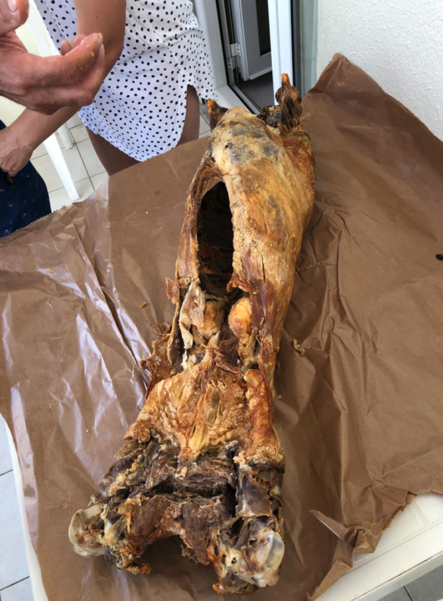 Celo jagnje u gepeku do Grčke: Srbin postao glavna atrakcija na plaži! (FOTO)