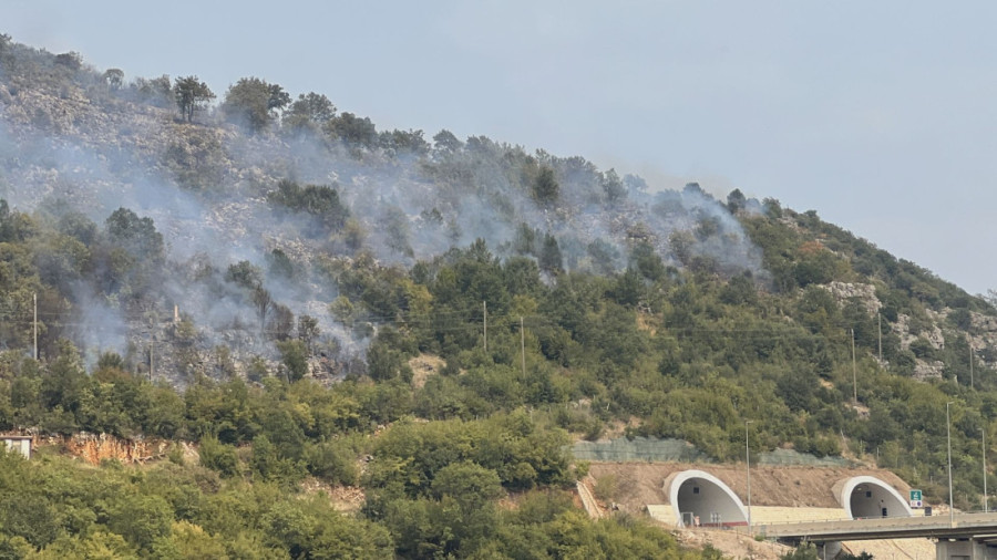 Vatra preti da se spusti na auto-put! Dramatični prizori i dalje stižu iz Crne Gore (FOTO)