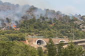 Vatra preti da se spusti na auto-put! Dramatični prizori i dalje stižu iz Crne Gore (FOTO)