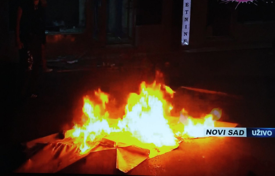 Blokaderi žele građanski rat u Srbiji: Demolirane prostorije SNS u Novom Sadu; topovski udari u Beogradu; obratio se i Vučić (FOTO/VIDEO)