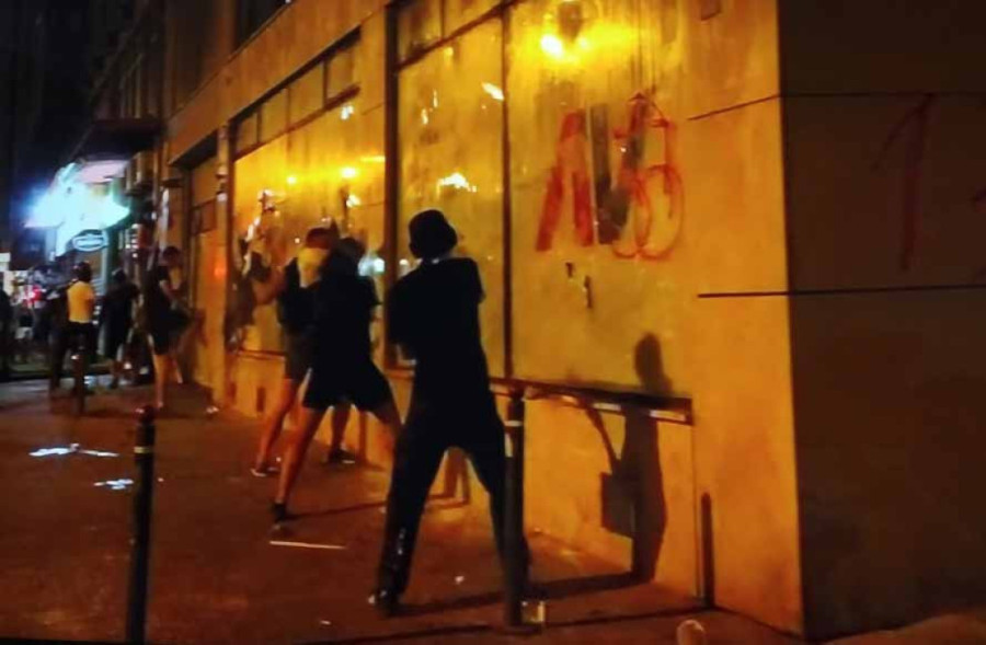 Razularena rulja linčuje policajce: Šok snimak blokaderskog divljanja! (VIDEO)