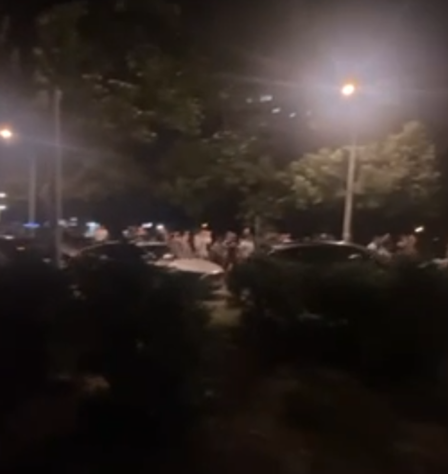 Blokaderi žele građanski rat u Srbiji: Demolirane prostorije SNS u Novom Sadu; topovski udari u Beogradu; obratio se i Vučić (FOTO/VIDEO)