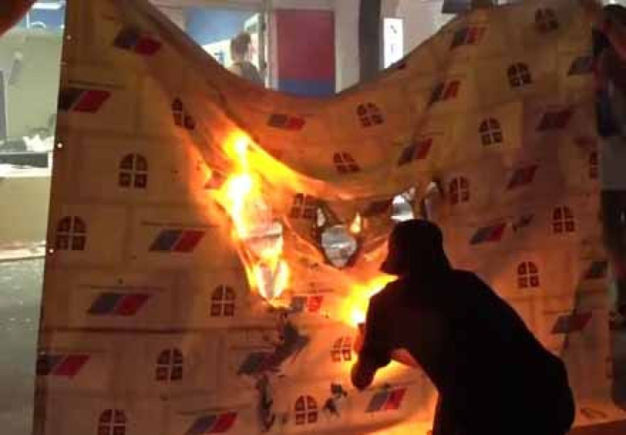 Blokaderi brutalno napali građane i policiju! Divljačko nasilje ne prestaje, maskirani i naoružani spremni na sve