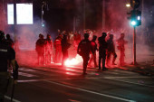Zgubidani napali policiju: Gađali ih bakljama ispred Generalštaba (FOTO)
