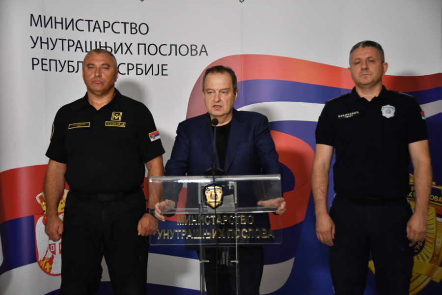 Najbrutalniji napad na policiju! Dačić: Povređeno najmanje 42 policajca, među uhapšenima i državljanin Hrvatske!