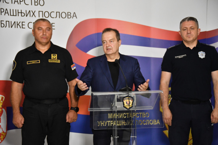 Ministar Dačić iz Palate Srbija o nasilju blokadera: Najmanje pet policajaca je povređeno! (VIDEO)