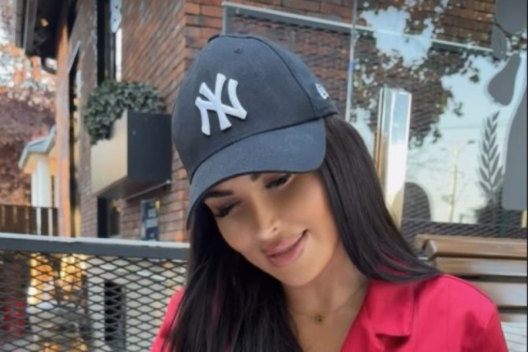 "Tek sada mi stoje minići!" Pevačica u osmoj deceniji otvoreno o estetskim korekcijama!