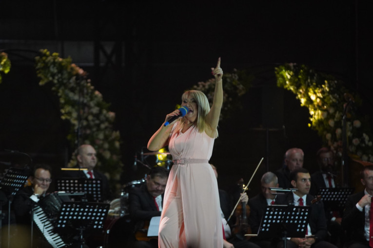 Više ga ne krije! Bivša zadrugarka napokon pokazala tajanstvenog verenika (FOTO)