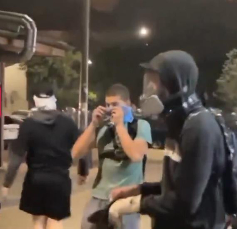 Blokaderski huligani zasuli policiju staklenim flašama: Najžešći napad na snage reda u poslednjim godinama! (VIDEO)