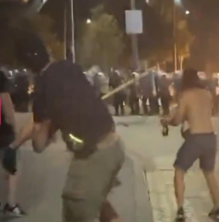 Blokaderski huligani zasuli policiju staklenim flašama: Najžešći napad na snage reda u poslednjim godinama! (VIDEO)