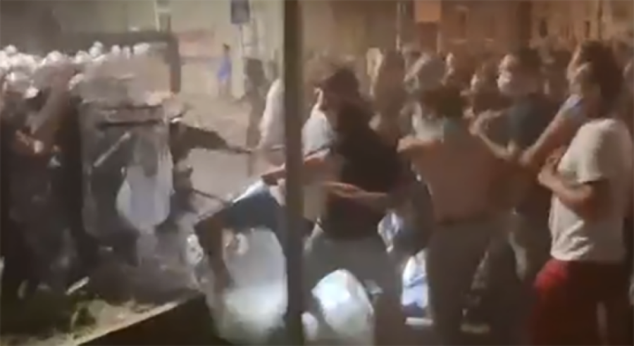 Razularena rulja linčuje policajce: Šok snimak blokaderskog divljanja! (VIDEO)