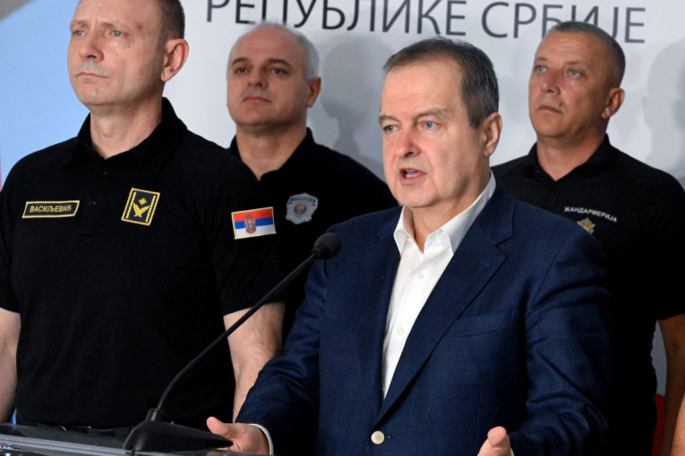 Ori se "Tamo daleko"! Građani u Novom Sadu čiste demoliranu stranku u šalju poruku jedinstva i ljubavi! (VIDEO)