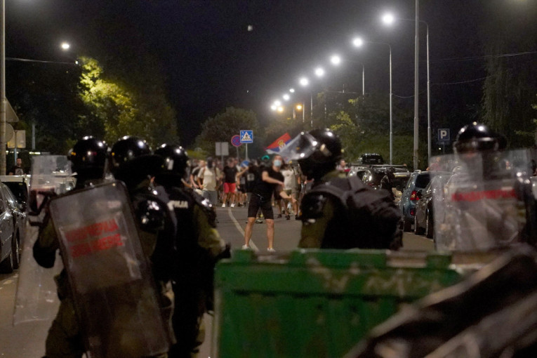 Večerašnji prizori koji lede krv u žilama: Blokaderska rulja palila grad, pa napala vatrogasce – heroje Srbije!