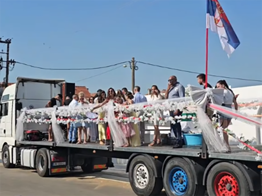 Cela svadbarska svita završila na šleperu! Svatovi prešli igricu - ovo niko nije verovao da će uraditi! (VIDEO)
