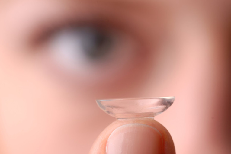 Sve što morate da znate pre nošenja kontaktnih sočiva: Naučite kako da ih pravilno održavate