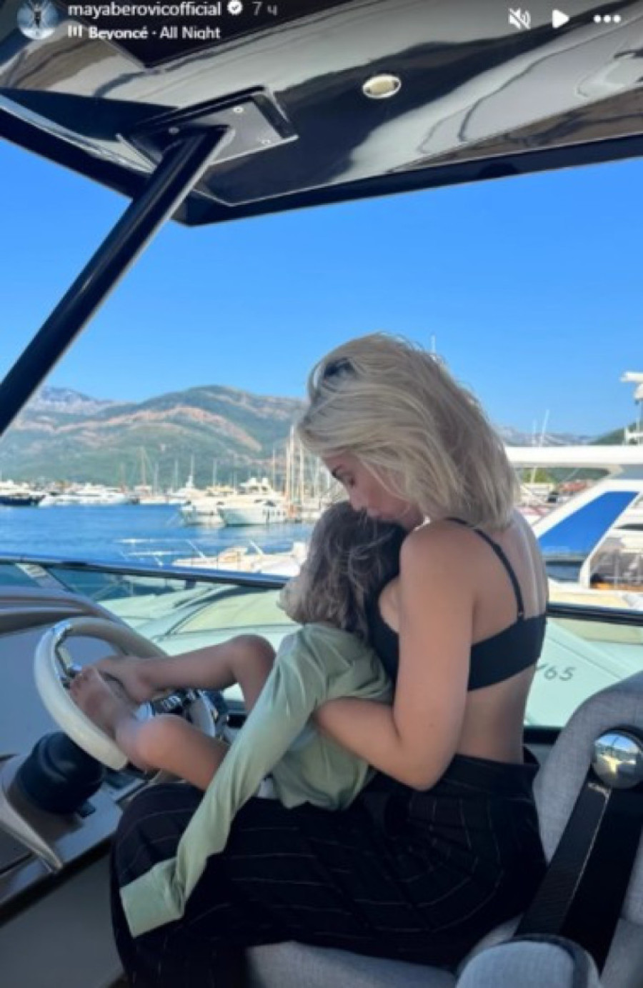 Ovako se baškare mama i sin: Maja Berović sa naslednikom uživa na jahti! (FOTO)