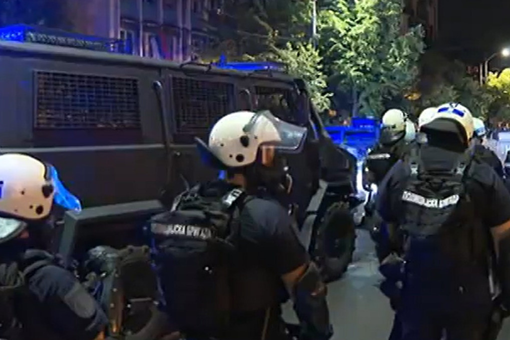 Blokadere siledžije postrojila policija: Uhapšeno 38 huligana koji su pravili haos - nulta tolerancija prema nasilju! (FOTO/VIDEO)