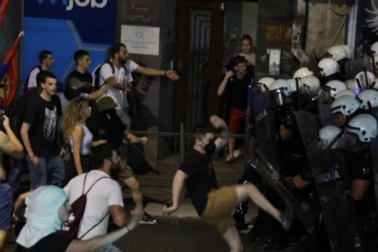 Policija je štit naroda i ne sme biti meta napada!