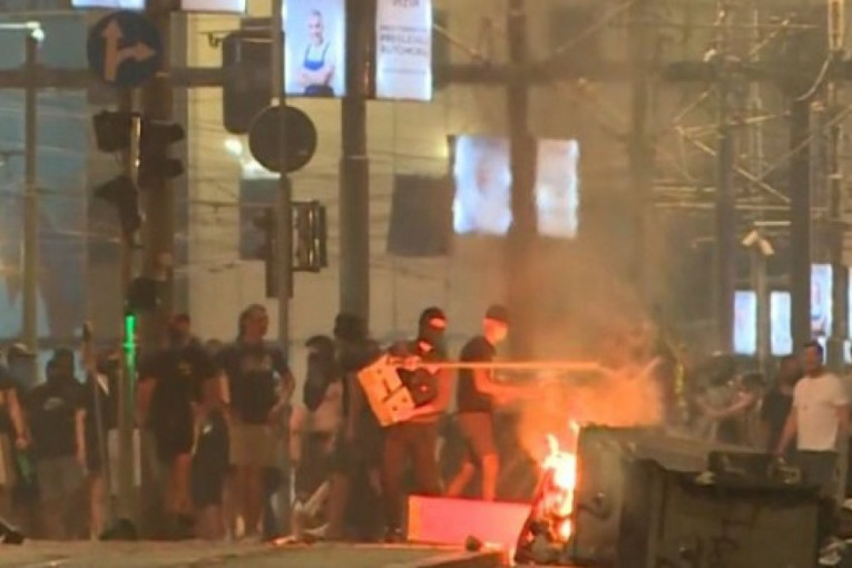 Večerašnji prizori koji lede krv u žilama: Blokaderska rulja palila grad, pa napala vatrogasce – heroje Srbije!