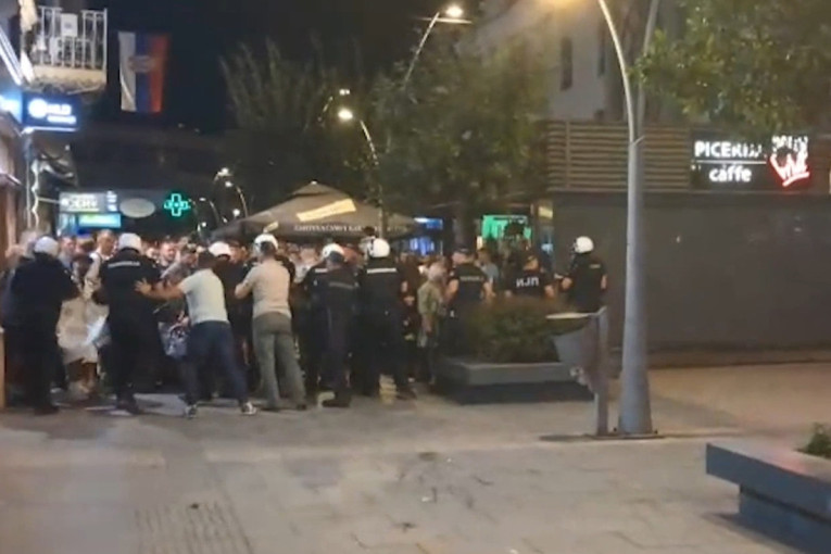 Blokaderi u Čačku napali policiju ispred prostorija SNS-a, policija ih potisnula