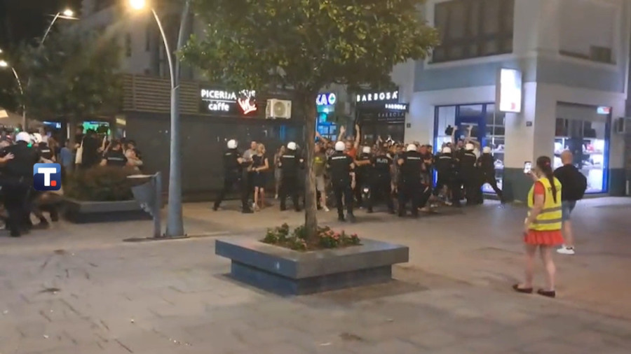 Blokaderi u Čačku napali policiju ispred prostorija SNS-a, policija ih potisnula