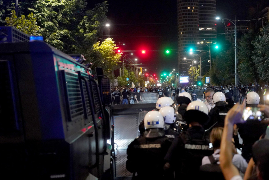 Blokaderi terosti za večeras najavljuju užas! Hteli da ljude pale žive i linčovali su policiju širom Srbije, sad spremaju najgore! (VIDEO)
