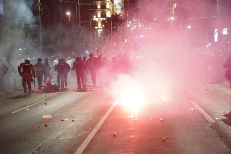 Tajkunski mediji priznali: Blokaderi su napali policiju (VIDEO)