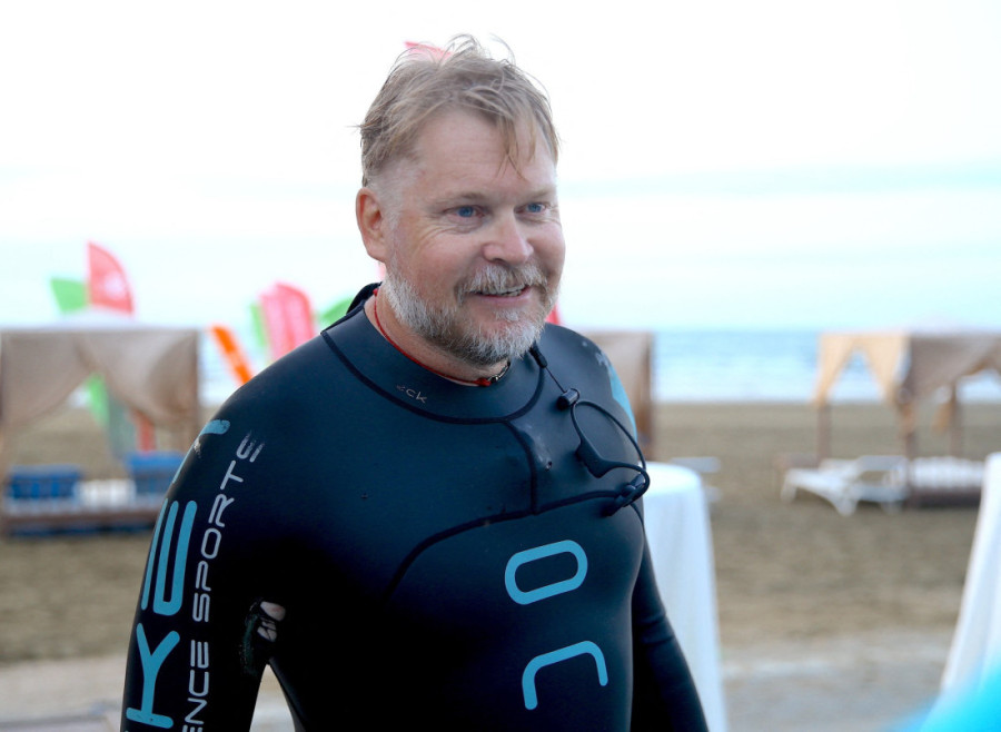 Ovaj čovek skoro tri decenije pešači oko sveta! Uskoro stiže na Balkan, a do kuće broji "sitno"! (FOTO)