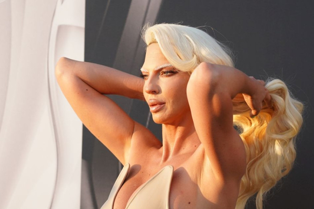 Ceca u majici bez brusthaltera: Zavodljivo pozira uz pesmu popularnog pevača!