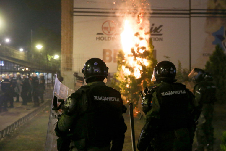 Letele kamenice! Demolirane i prostorije Skupštine grada i tužilaštva u Valjevu (VIDEO)