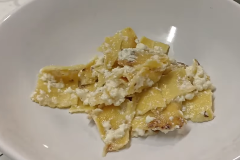 Recept dana: Mlinci sa sirom su odličan izbor za zasitan ručak koji je gotov za tili čas