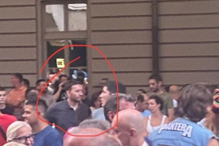 Divljaci guraju Srbiju u građanski rat! Blokaderi razlupali prostorije SNS, opštinu i tužilaštvo u Valjevu! (FOTO/VIDEO)