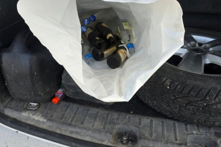 Pronađene baklje, biber sprejevi i fantomke: Evo šta su sve blokaderi poneli za pravljenje haosa u Valjevu (FOTO)